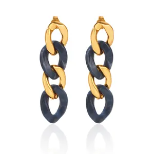Detailansicht der modischen Kettenglieder-Ohrringe aus Gold und marineblauem Harz für Damen