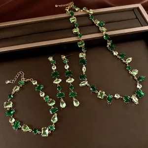 Elegante conjunto de joyas de circonita verde con collar pulsera y pendientes