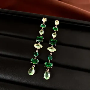 Elegantes pendientes largos de lujo con piedras de circón geométricas verdes y amarillas