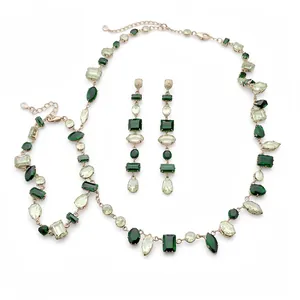 Elegante conjunto de joyas con piedras de circón verde que incluye collar, pulsera y pendientes