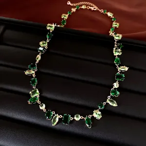 Primer plano de un elegante collar de circonita verde con varias formas de gemas