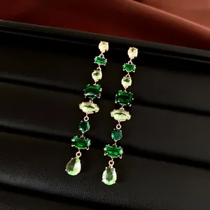 Elegantes pendientes largos con circonitas verdes de varias formas en oro rosa