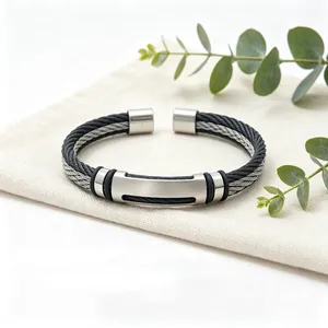 Dettaglio del bracciale rigido industriale da uomo in acciaio titanio su lino