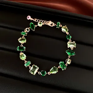 Elegante pulsera de oro con circonitas verdes multiforma, vista de detalle de lujo