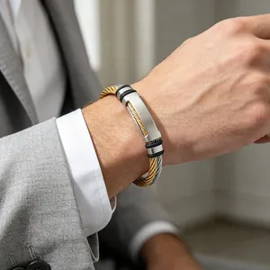 Dettaglio ravvicinato del bracciale da uomo in cavo d'acciaio con piastra incisibile