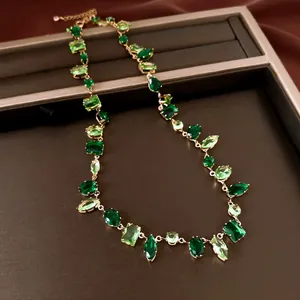 Vista detallada de un elegante collar de circonita verde esmeralda