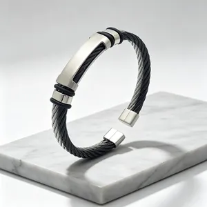 Vista dettagliata del bracciale rigido industriale in cavo d'acciaio con piastrina
