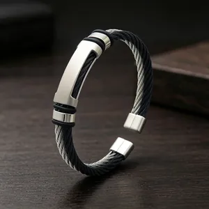 Dettaglio di bracciale industriale da uomo in acciaio inossidabile con design a C