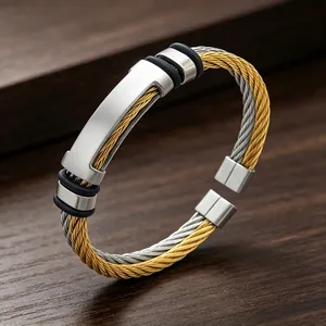 Dettaglio del bracciale a cavo intrecciato stile industriale con piastra incisa