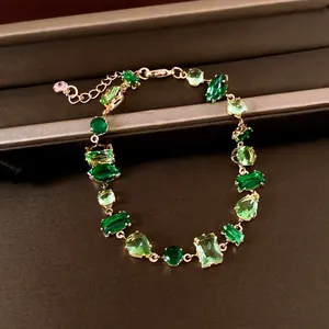 Vista detallada de la elegante pulsera de circón verde con engaste dorado