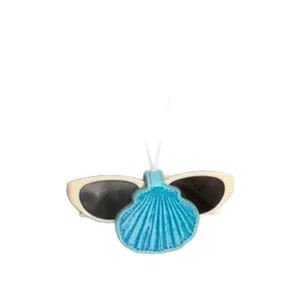 Magnetischer Brillenclip aus blauem Leder in Muschelform für modischen Strandurlaub-Look.