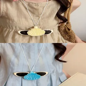 Detailansicht der muschelförmigen magnetischen Brillenclip-Halskette aus Leder für den Strand