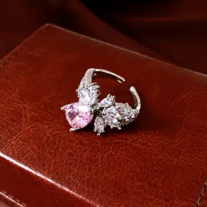 Eleganter Blumen-Ring mit rosa Herzzirkon und funkelnden klaren Steinen, Silberfinish.