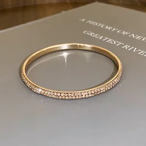 Elegante gouden armband met twee rijen schitterende strassteentjes in close-up