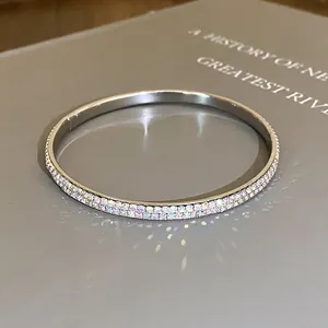 Detailopname van een dubbelrijige armband met iriserende strass-steentjes en zilveren finish