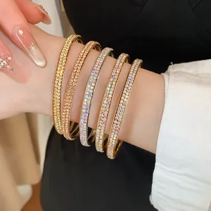 Close-up van elegante dubbelrijige pavé-armbanden in diverse kleuren om de pols