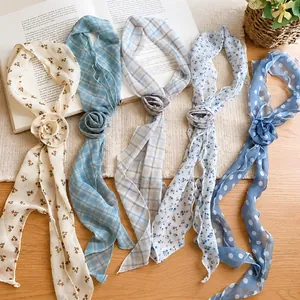 Fünf lange Chiffonschals im Landhausstil mit Rosenmustern in verschiedenen Motiven