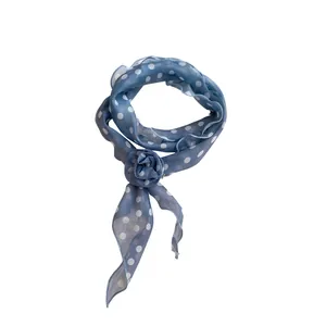 Eleganter blauer Chiffon-Langschal mit weißen Punkten und dekorativem Blumendetail