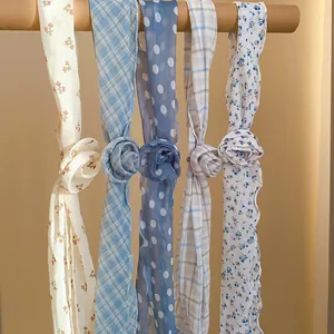 Detailansicht der pastoralen Chiffon-Langschals mit Blumen-, Karo- und Punktmustern