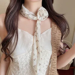 Detailansicht eines floralen Chiffon-Streamer-Schals im Landhausstil als schicke Krawatte