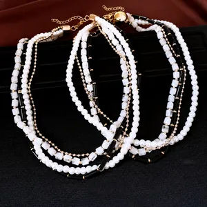 Élégant collier multicouche avec perles blanches, perles acryliques noires et or