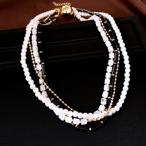 Élégant collier multicouche orné de perles blanches et noires avec un fermoir doré chic