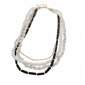 Collier multi-rangs élégant avec perles et perles acryliques en noir, blanc et or