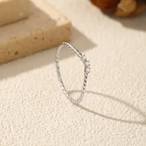 Elegante anillo trenzado de plata de ley S925 con tres piedras de moissanita fina
