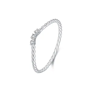 Elegante anillo trenzado de plata de ley S925 con tres piedras de moissanita brillantes.