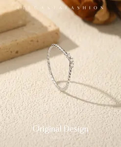 Detalle de un anillo trenzado de plata de ley S925 con piedras de moissanita brillante