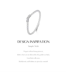 Primer plano de un elegante anillo trenzado de plata S925 con pequeños detalles de moissanita.