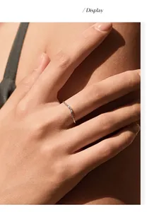 Detalle de un anillo trenzado de plata esterlina 925 con piedras de moissanita.