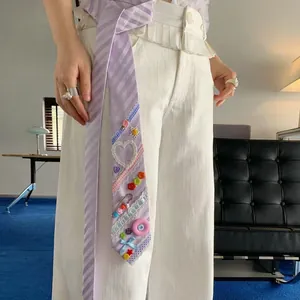 Corbata fina de rayas moradas estilo dopamina con botones y detalles de encaje