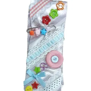 Corbata decorativa estilo dopamina hecha a mano con botones de colores y lazo azul claro