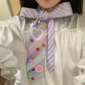 Primer plano de una corbata decorativa de rayas púrpuras con botones de colores y encaje
