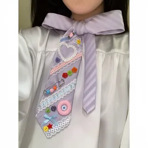 Pajarita decorativa estilo dopamina lavanda con botones y encaje sobre una blusa blanca.