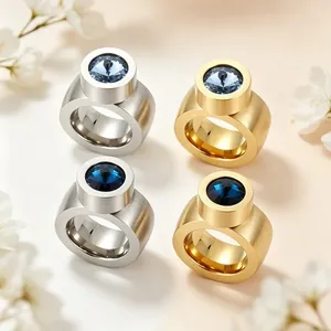 Bagues larges ornées de cristaux bleus avec des finitions élégantes en argent et en or