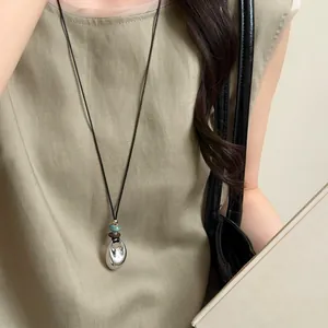 Collana con pendente ovale in resina stile coreano con cordino nero su top verde