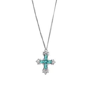 Élégant collier avec pendentif croix vert menthe et zircons brillants pour femme