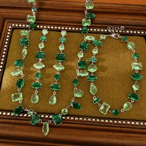 Elegante conjunto de joyas vintage de circón con piedras verdes en forma de lágrima