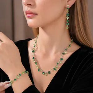 Elegante conjunto de joyas vintage con collar y pendientes de circón verde para mujer