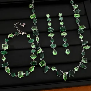 Elegante conjunto de collar, pulsera y pendientes de circón verde esmeralda en estuche
