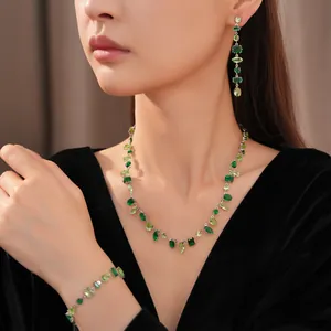 Elegante juego de joyas con collar de gota de circonita verde, pendientes y pulsera.