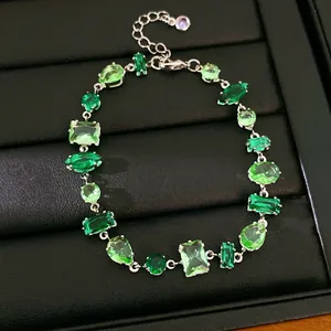 Pulsera de lujo vintage con cristales de circón verde de varias formas en cadena de plata