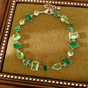 Detalle macro de un collar de estilo corte vintage con piedras de circón geométrico verde