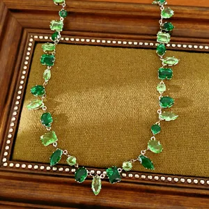 Vista detallada del elegante collar estilo corte con circonitas verdes.