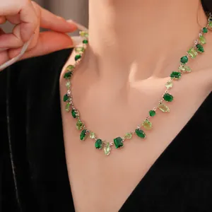 Vista detallada del lujoso collar de circón verde con detalles de piedras geométricas