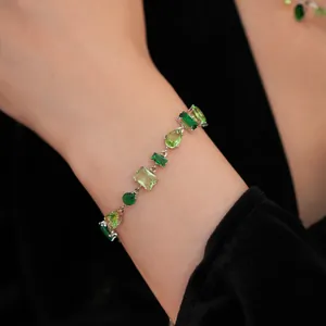 Primer plano de una elegante pulsera de circón verde con cortes de piedras mixtos