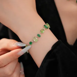 Detalle de primer plano de una pulsera vintage con piedras de circón verde.