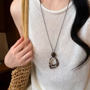 Collana a cordoncino lungo con pendente geometrico in resina a macchia di leopardo